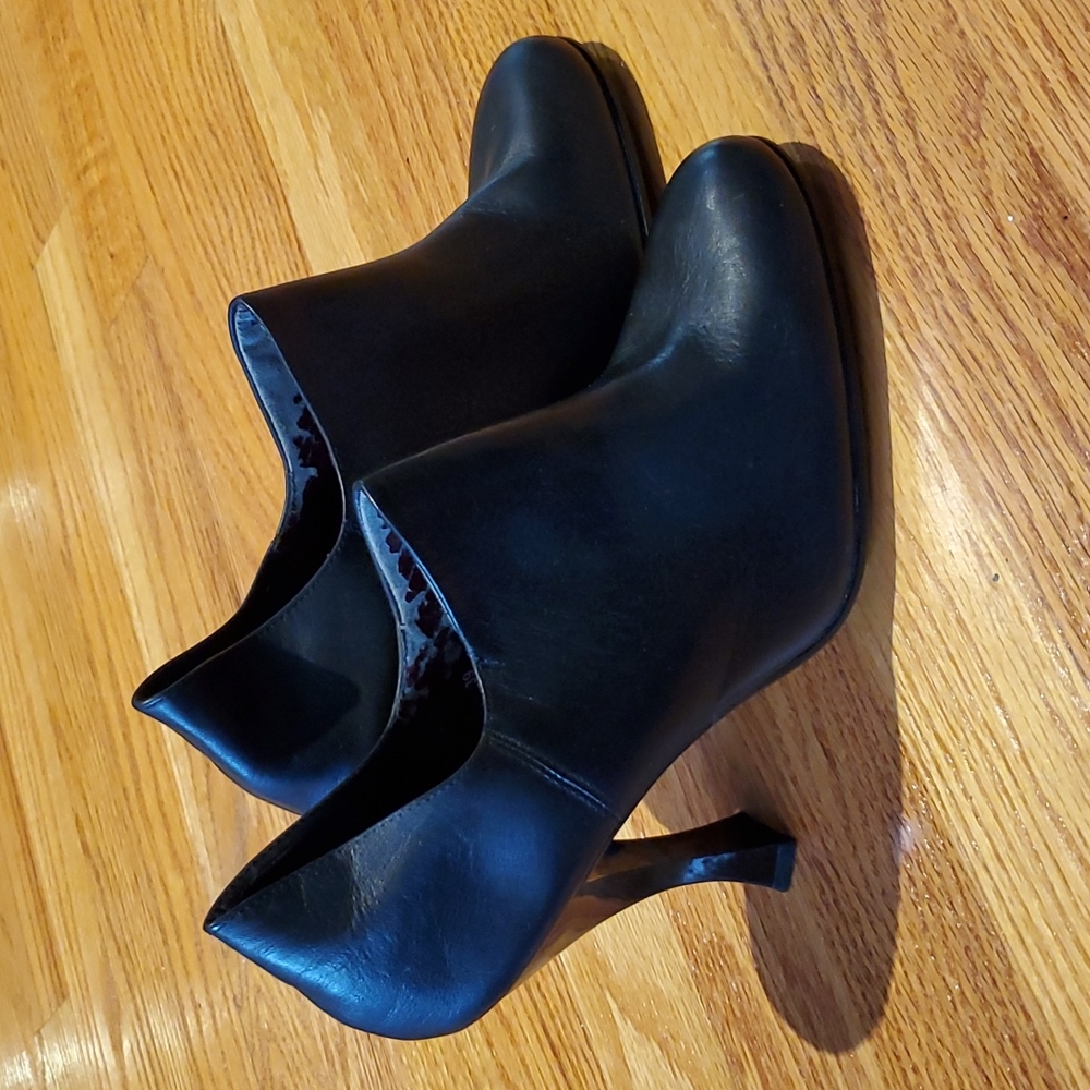 Vintage Aldo booties. Size 39, soft black leather, crazy cute heel shape.